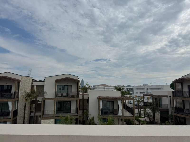 Immersi in un paesaggio caraibico tra sabbia bianca e palme verdi, in un residence dallo stile un...