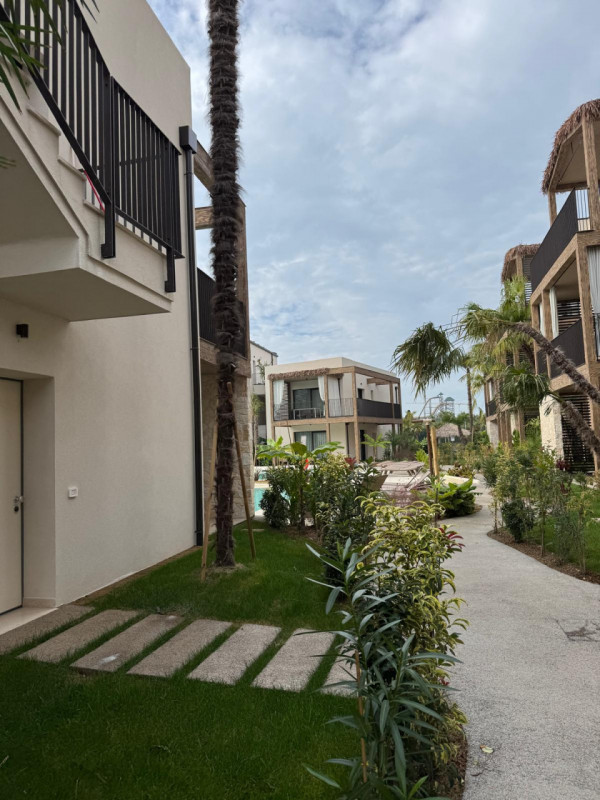 Immersi in un paesaggio caraibico tra sabbia bianca e palme verdi, in un residence dallo stile un...