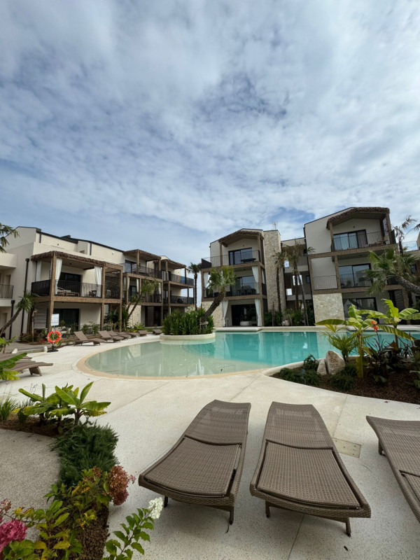 Immersi in un paesaggio caraibico tra sabbia bianca e palme verdi, in un residence dallo stile un...