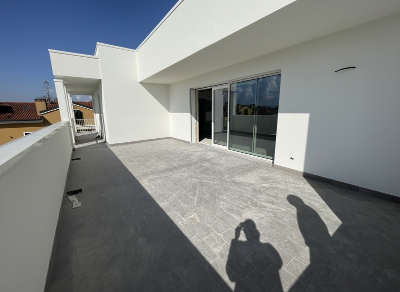 Bellissimo attico con due splendide terrazze in un contesto residenziale tranquillo e allo stesso...