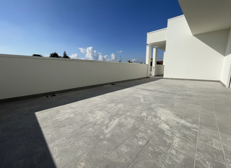 Bellissimo attico con due splendide terrazze in un contesto residenziale tranquillo e allo stesso...