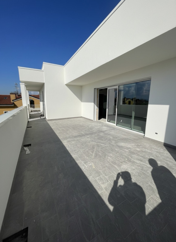 Bellissimo attico con due splendide terrazze in un contesto residenziale tranquillo e allo stesso...