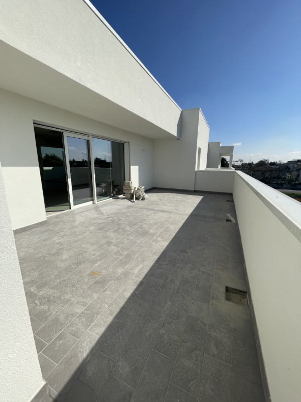 Bellissimo attico con due splendide terrazze in un contesto residenziale tranquillo e allo stesso...