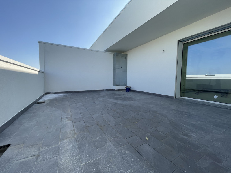 Bellissimo attico con due splendide terrazze in un contesto residenziale tranquillo e allo stesso...