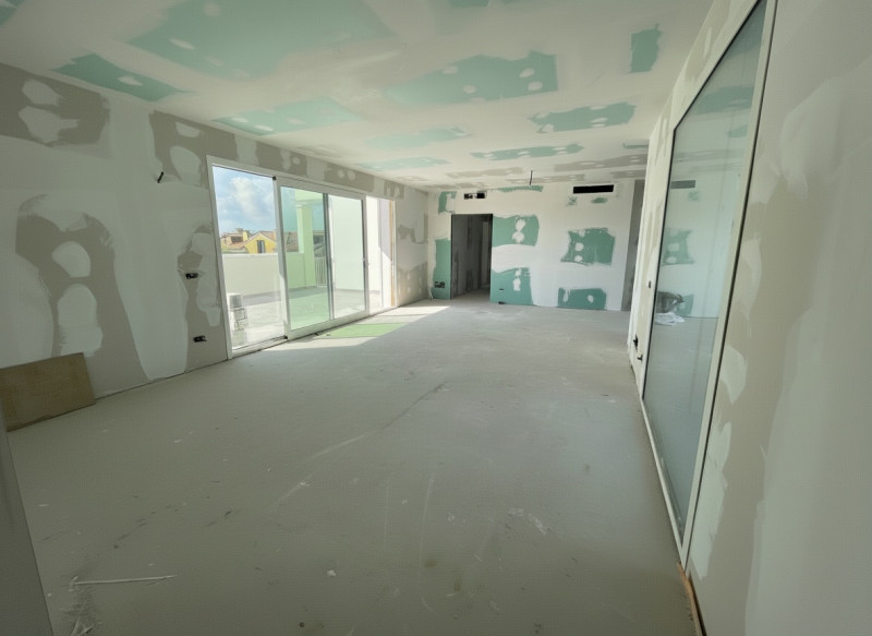 Bellissimo attico con due splendide terrazze in un contesto residenziale tranquillo e allo stesso...