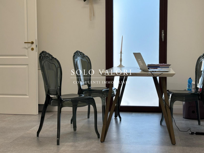 Rif. NEG12 (per info 392 6956333 Nada)

In posizione comoda e facilmente accessibile dalla strada...