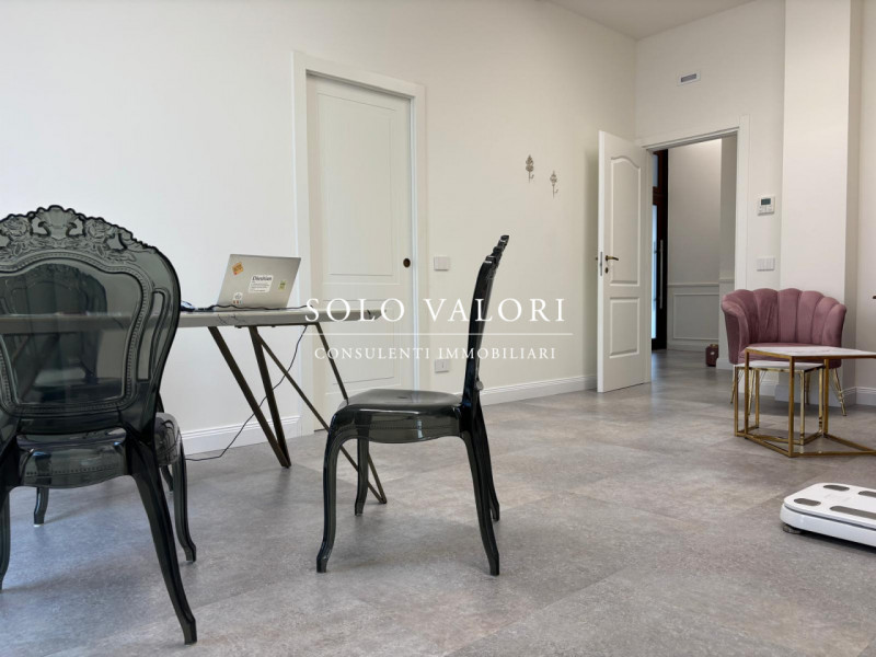 Rif. NEG12 (per info 392 6956333 Nada)

In posizione comoda e facilmente accessibile dalla strada...