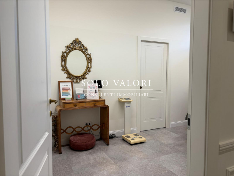 Rif. NEG12 (per info 392 6956333 Nada)

In posizione comoda e facilmente accessibile dalla strada...