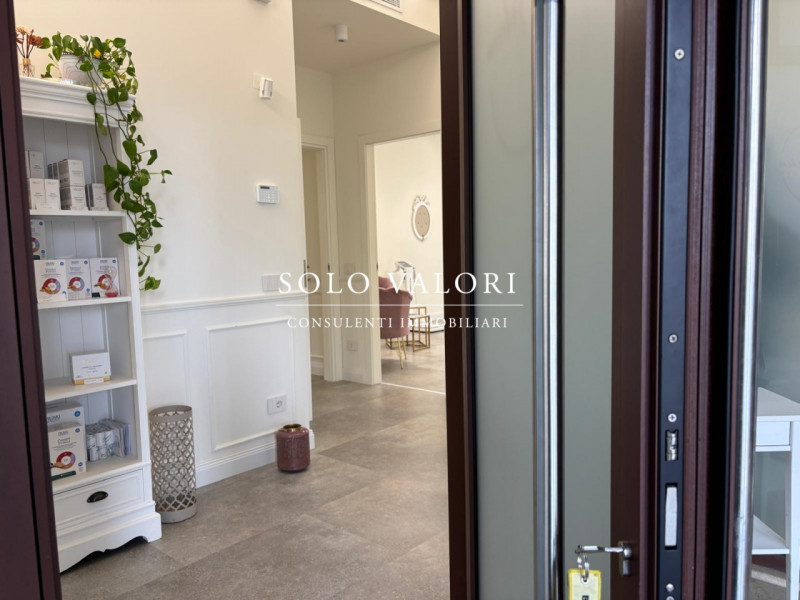 Rif. NEG12 (per info 392 6956333 Nada)

In posizione comoda e facilmente accessibile dalla strada...