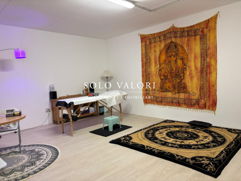 Rif. NEG12 (per info 392 6956333 Nada)

In posizione comoda e facilmente accessibile dalla strada...