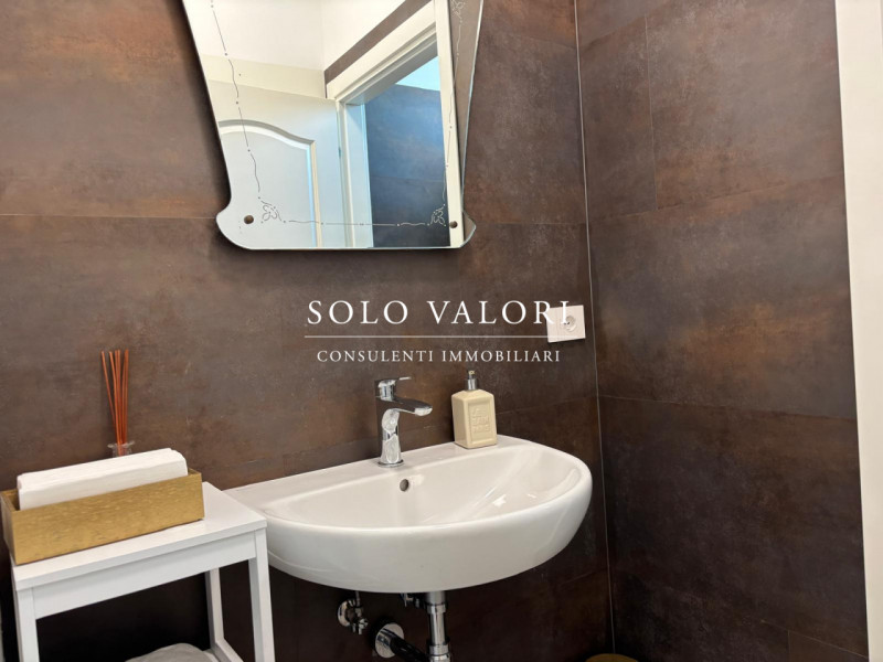 Rif. NEG12 (per info 392 6956333 Nada)

In posizione comoda e facilmente accessibile dalla strada...