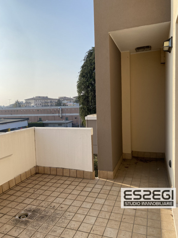 A Padova, nel quartiere San Carlo, proponiamo un elegante appartamento duplex di recente costruzi...