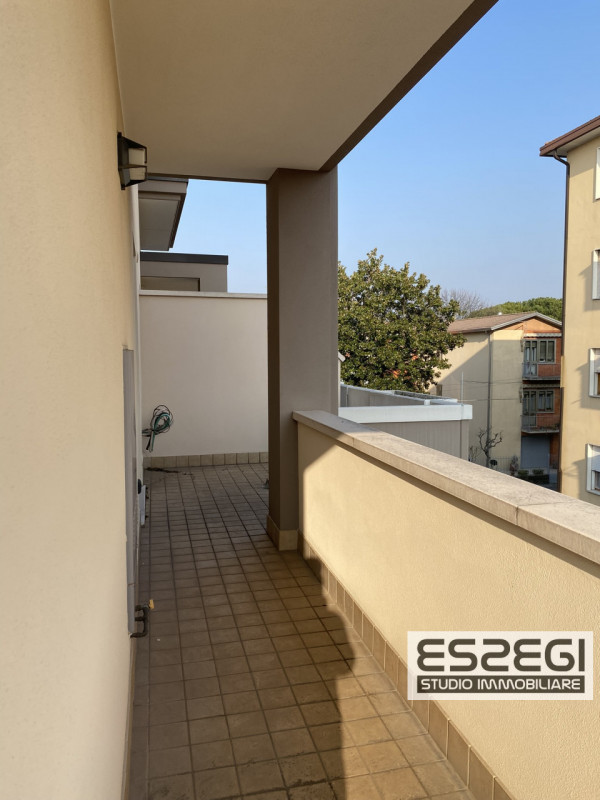 A Padova, nel quartiere San Carlo, proponiamo un elegante appartamento duplex di recente costruzi...