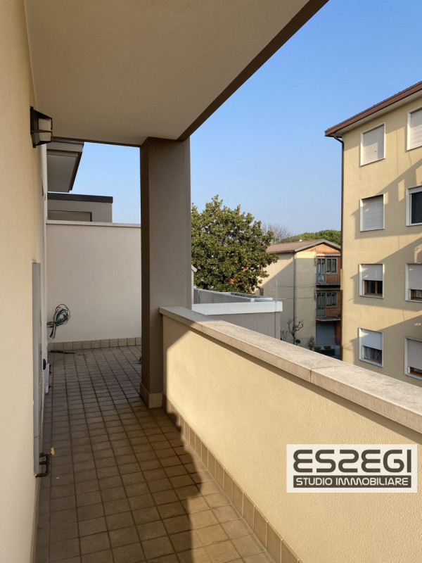 A Padova, nel quartiere San Carlo, proponiamo un elegante appartamento duplex di recente costruzi...