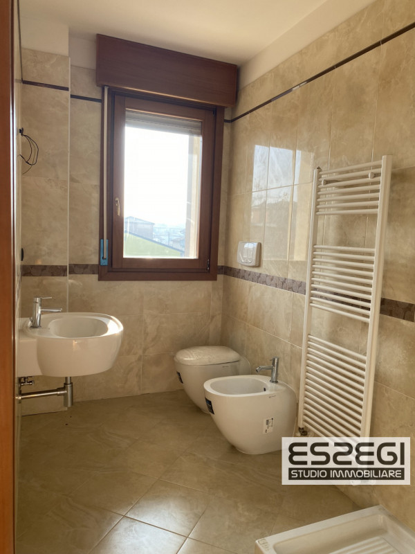 A Padova, nel quartiere San Carlo, proponiamo un elegante appartamento duplex di recente costruzi...