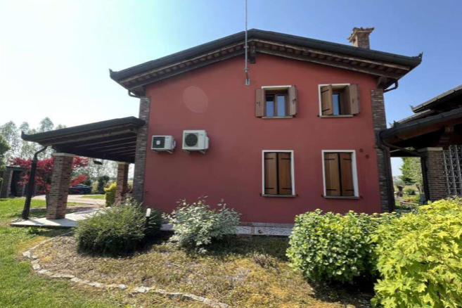 ASTA
Scopri questa splendida villa situata nel cuore di Villafranca Padovana, un comune che combi...