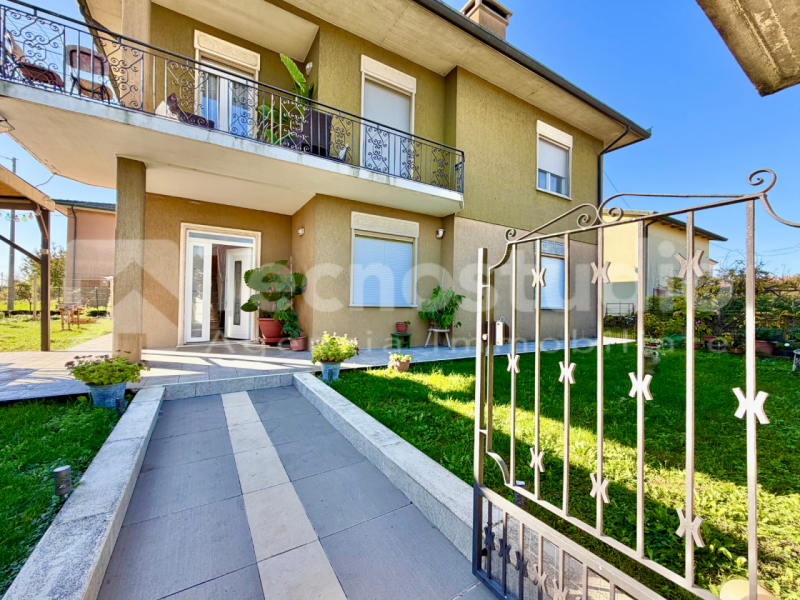 A pochi minuti da Lonigo, nella tranquilla frazione di Bagnolo, proponiamo in vendita una casa si...