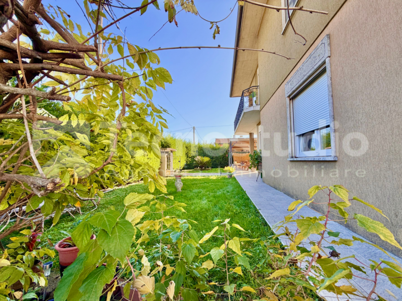 A pochi minuti da Lonigo, nella tranquilla frazione di Bagnolo, proponiamo in vendita una casa si...