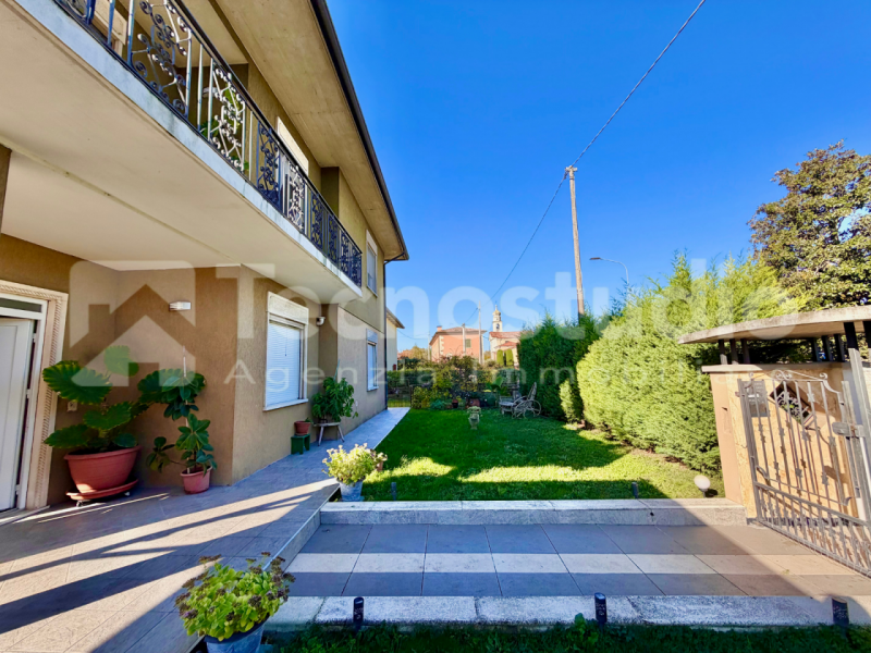 A pochi minuti da Lonigo, nella tranquilla frazione di Bagnolo, proponiamo in vendita una casa si...