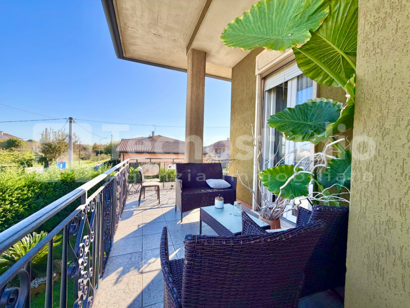 A pochi minuti da Lonigo, nella tranquilla frazione di Bagnolo, proponiamo in vendita una casa si...