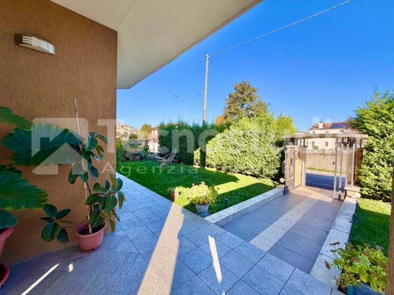 A pochi minuti da Lonigo, nella tranquilla frazione di Bagnolo, proponiamo in vendita una casa si...