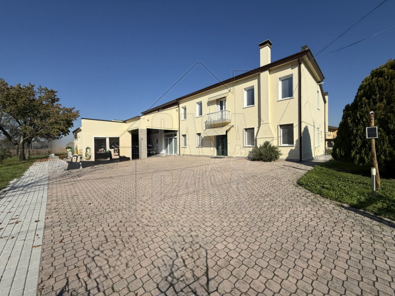 Splendida casa singola in stile veneto, immersa nella tranquillità della campagna. La proprietà t...