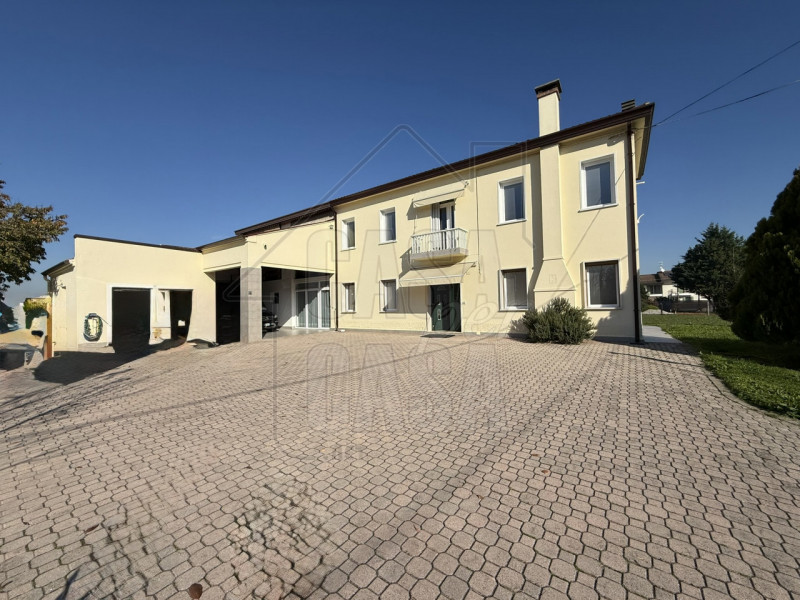 Splendida casa singola in stile veneto, immersa nella tranquillità della campagna. La proprietà t...