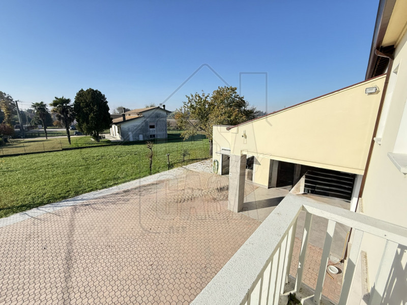 Splendida casa singola in stile veneto, immersa nella tranquillità della campagna. La proprietà t...
