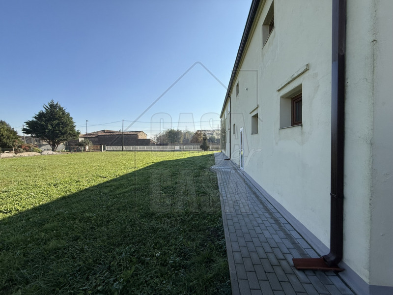 Splendida casa singola in stile veneto, immersa nella tranquillità della campagna. La proprietà t...