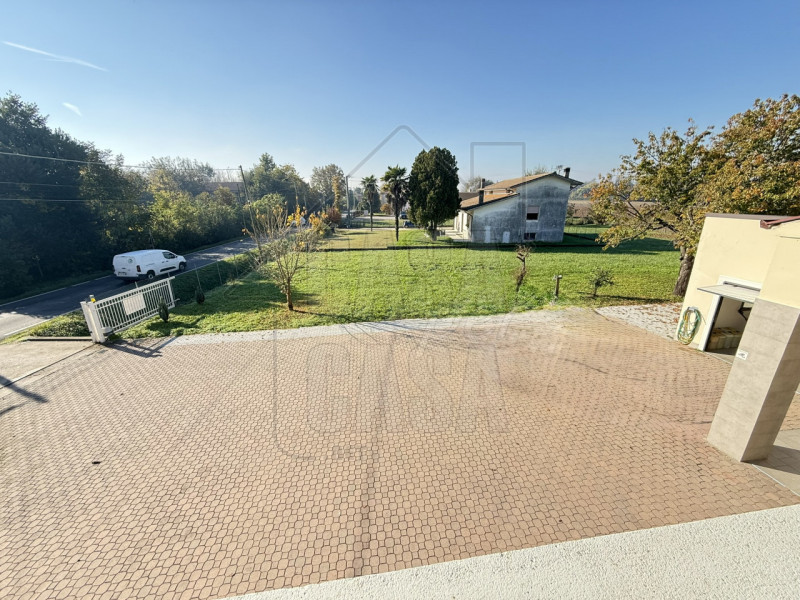 Splendida casa singola in stile veneto, immersa nella tranquillità della campagna. La proprietà t...
