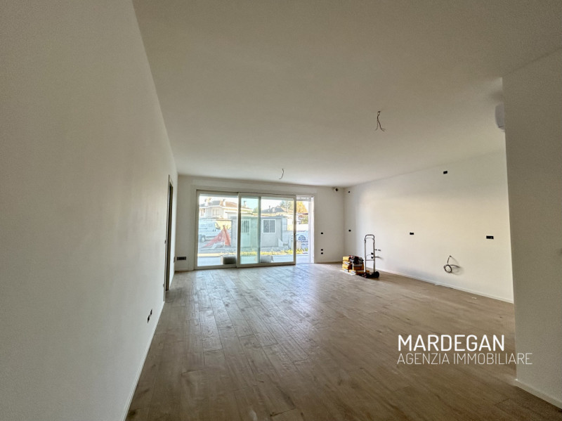 Scopri questo appartamento piano terra di nuova costruzione situato in un piccolo contesto reside...