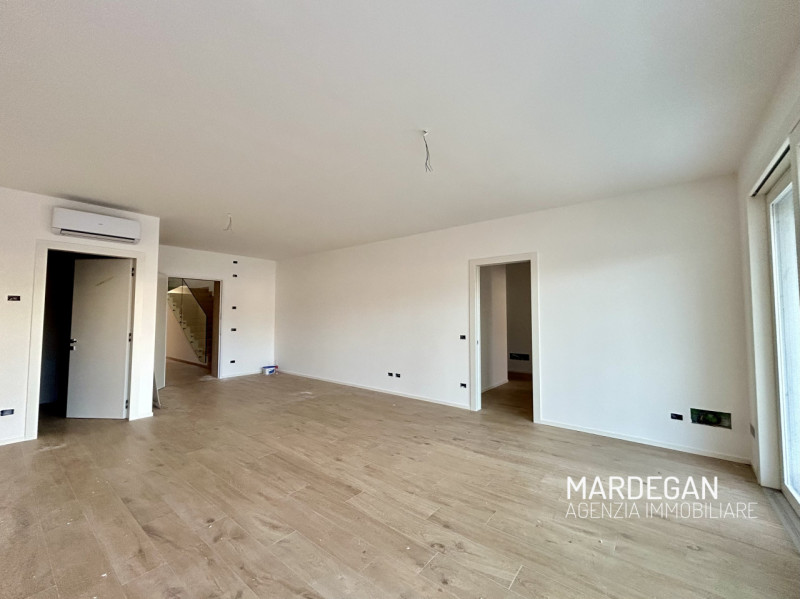 Scopri questo appartamento piano terra di nuova costruzione situato in un piccolo contesto reside...