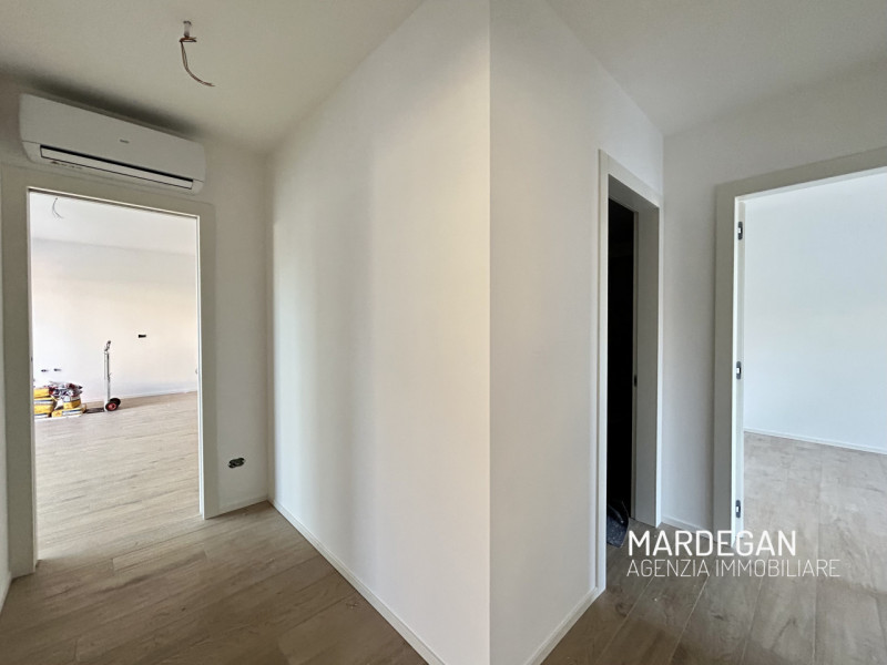 Scopri questo appartamento piano terra di nuova costruzione situato in un piccolo contesto reside...