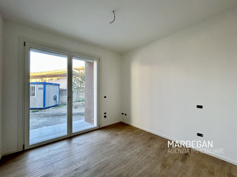 Scopri questo appartamento piano terra di nuova costruzione situato in un piccolo contesto reside...