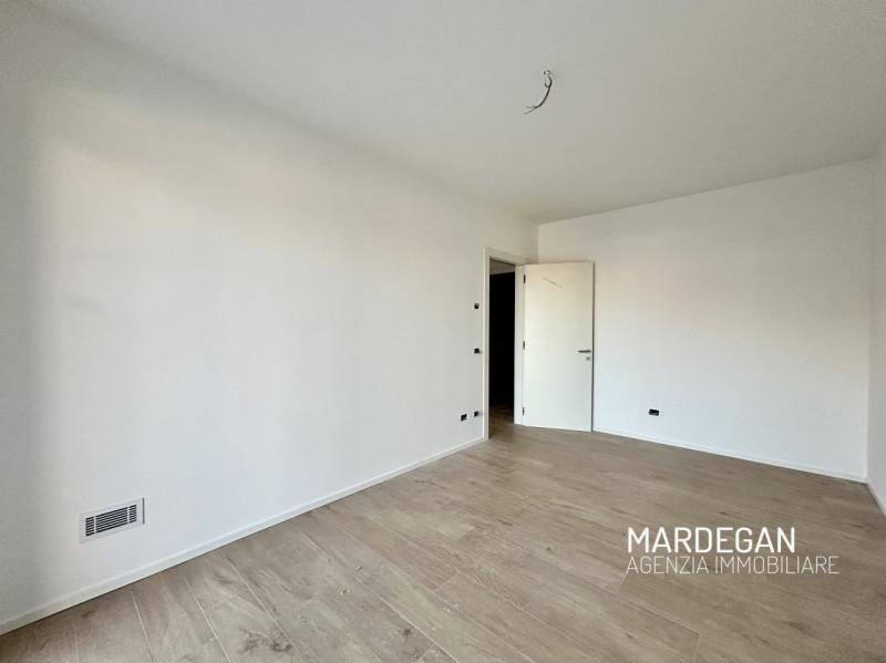 Scopri questo appartamento piano terra di nuova costruzione situato in un piccolo contesto reside...