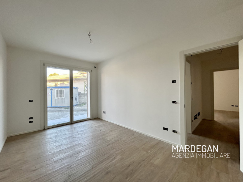 Scopri questo appartamento piano terra di nuova costruzione situato in un piccolo contesto reside...