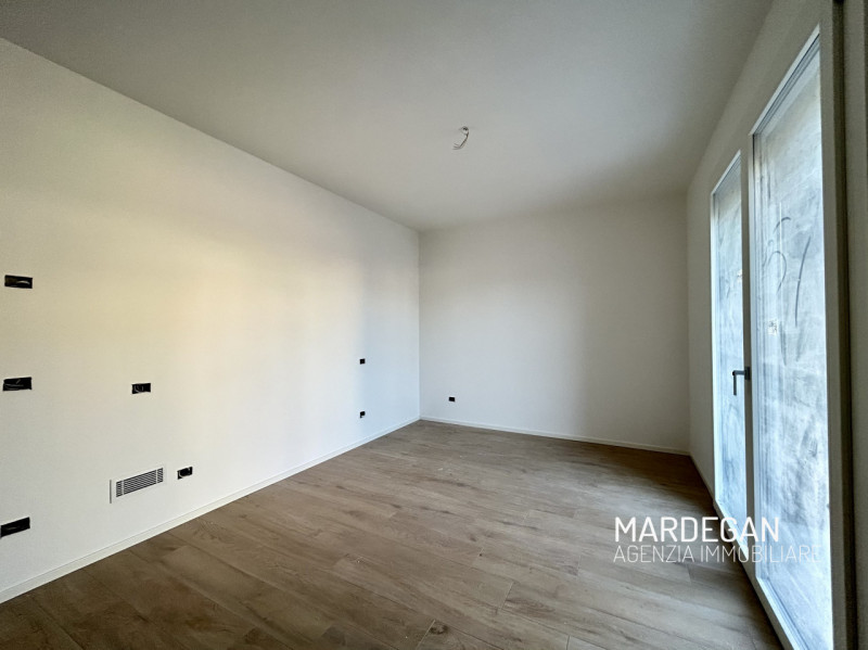 Scopri questo appartamento piano terra di nuova costruzione situato in un piccolo contesto reside...