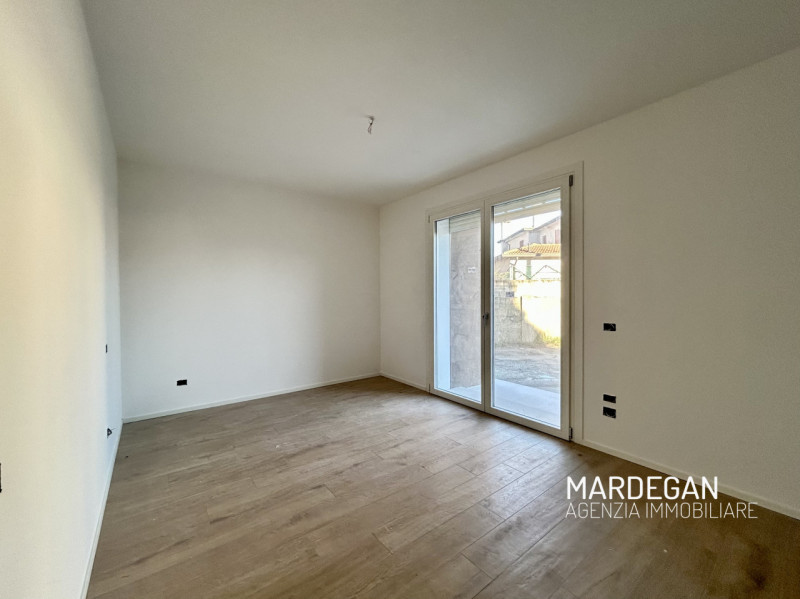 Scopri questo appartamento piano terra di nuova costruzione situato in un piccolo contesto reside...