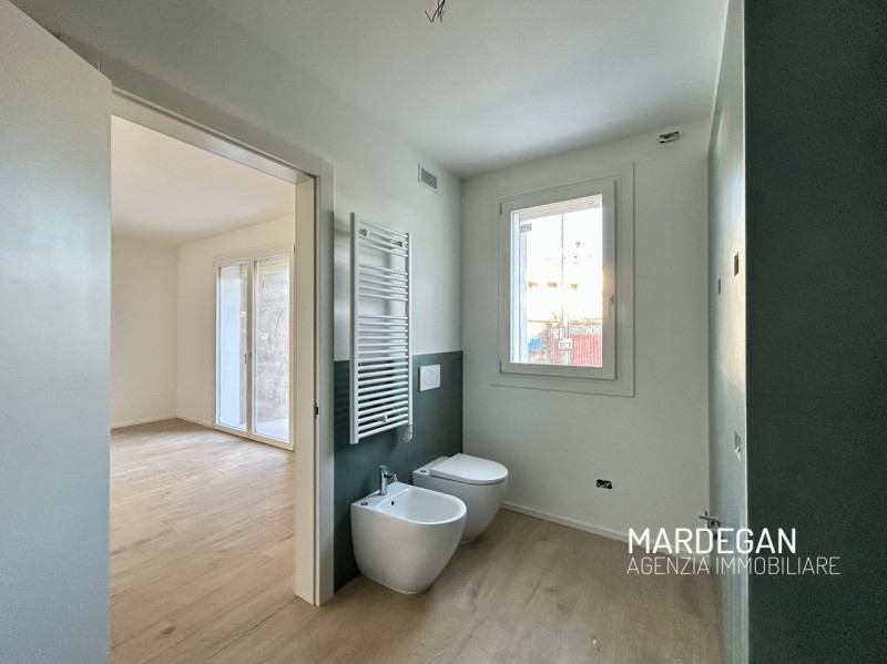 Scopri questo appartamento piano terra di nuova costruzione situato in un piccolo contesto reside...