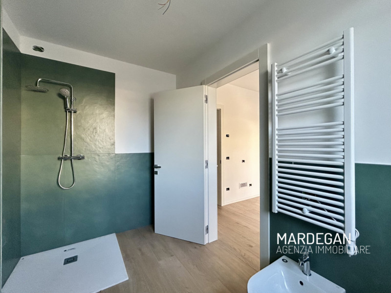 Scopri questo appartamento piano terra di nuova costruzione situato in un piccolo contesto reside...