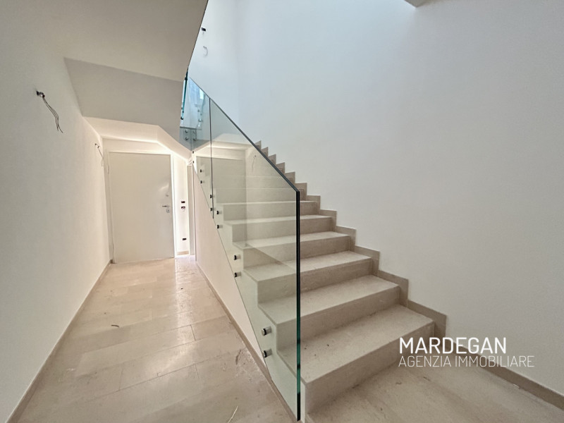 Scopri questo appartamento piano terra di nuova costruzione situato in un piccolo contesto reside...