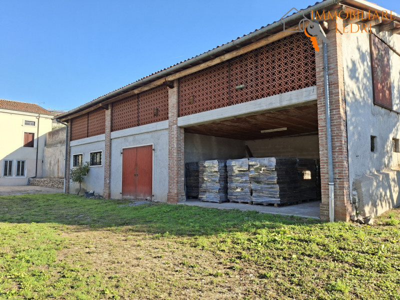 Immobiliare Ledri è lieta di presentarvi un incantevole rustico situato nelle immediate vicinanze...