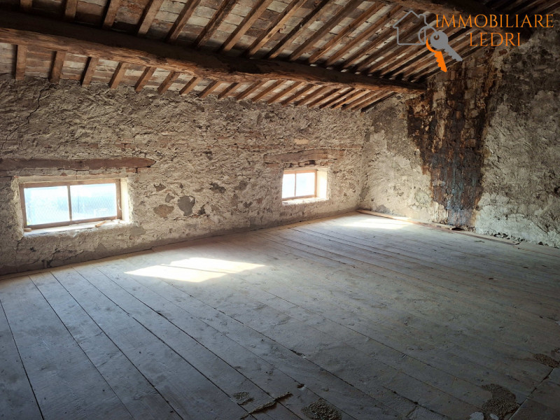 Immobiliare Ledri è lieta di presentarvi un incantevole rustico situato nelle immediate vicinanze...