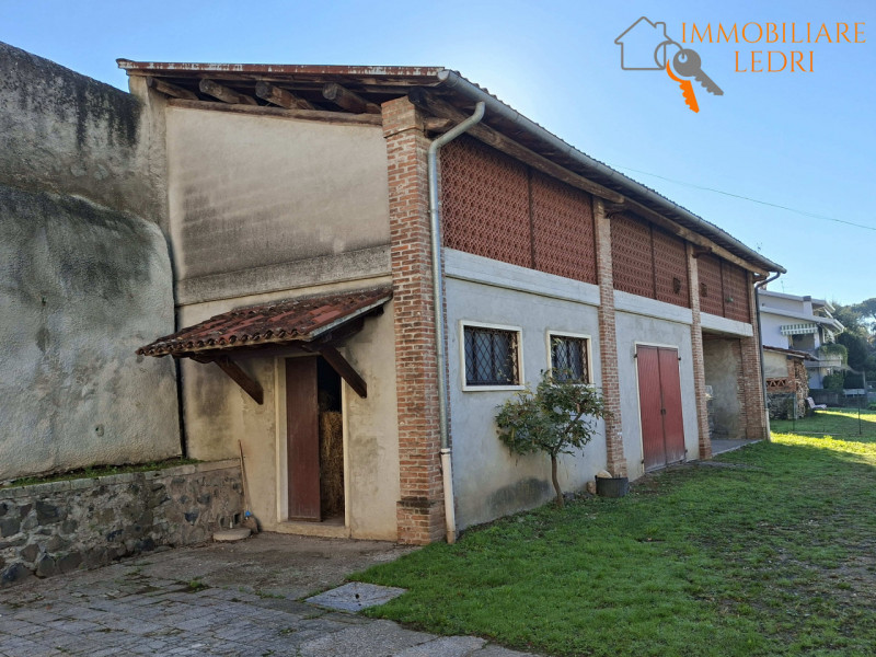 Immobiliare Ledri è lieta di presentarvi un incantevole rustico situato nelle immediate vicinanze...