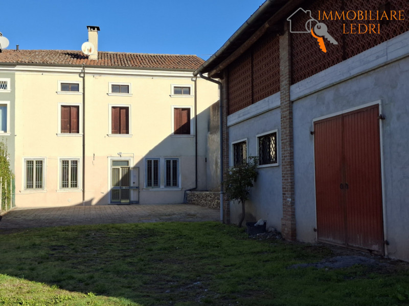 Immobiliare Ledri è lieta di presentarvi un incantevole rustico situato nelle immediate vicinanze...