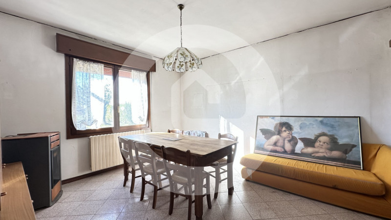 A pochi passi dal centro di Borgoricco, proponiamo in vendita un’interessante porzione di fabbric...