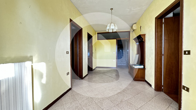 A pochi passi dal centro di Borgoricco, proponiamo in vendita un’interessante porzione di fabbric...