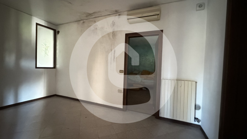 A pochi passi dal centro di Borgoricco, proponiamo in vendita un’interessante porzione di fabbric...