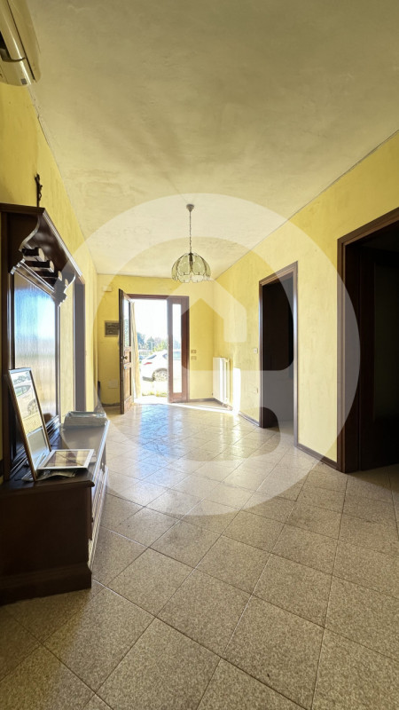 A pochi passi dal centro di Borgoricco, proponiamo in vendita un’interessante porzione di fabbric...