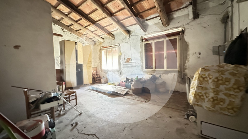 A pochi passi dal centro di Borgoricco, proponiamo in vendita un’interessante porzione di fabbric...